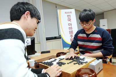 Song Jihoon (right) beats Hong Moojin by 1/2 point (photo courtesy of Cyberoro)
